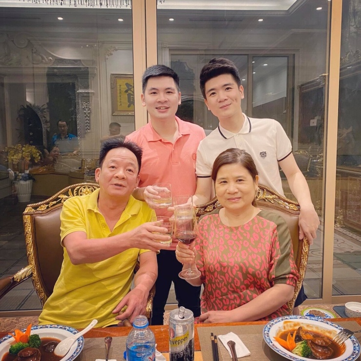 Phòng ăn mang phong cách cổ điển với bàn gỗ lớn, ghế tựa chạm khắc, sử dụng tông vàng - nâu chủ đạo. Hệ cửa kính lớn giúp tận dụng ánh sáng tự nhiên và tăng độ mở cho không gian. Đây là nơi diễn ra các bữa ăn sum họp, được bài trí gọn gàng, giữ sự ấm cúng nhưng vẫn đảm bảo tính thẩm mỹ.