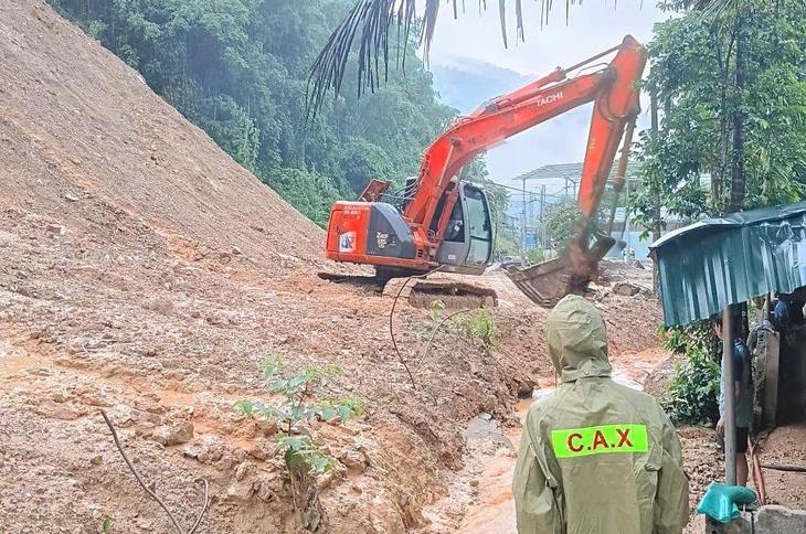 Di dời khấn cấp các hộ dân tại Quan Sơn trước vết nứt kéo dài 100 mét - 3