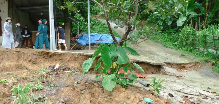 Xuất hiện nhiều điểm sạt lở do mưa lớn. Ảnh: UBND xã Quan Sơn.