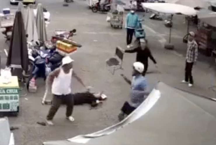 Nghi can gây án hung hãn dọa những người vào can ngăn. Ảnh: Cắt từ clip 