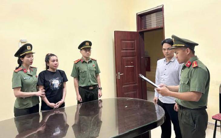 Cơ quan An ninh điều tra tống đạt Quyết định khởi tố, bắt tạm giam đối với Hà Thị Thu Hiền. Ảnh: Công an tỉnh Tuyên Quang.