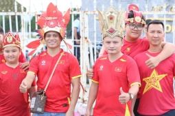 CĐV "nhuộm đỏ" Mỹ Đình tiếp sức ĐT Việt Nam đấu Campuchia, fan ngồi xe lăn gây xúc động
