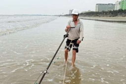 Nghề kỳ lạ ở Thanh Hóa: Cứ thủy triều rút là xuống biển “đi giật lùi” kiếm sống