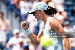 Nóng rực tennis Canadian Open: Swiatek thắng chóng vánh, De Minaur thua ngược đáng tiếc