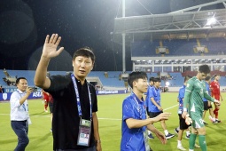 ĐT Việt Nam đội mưa ăn mừng vé bán kết AFF Cup, nghìn CĐV gọi tên Đình Bắc