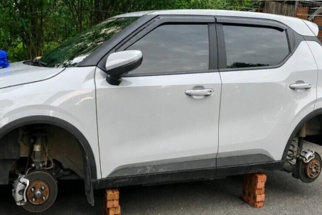 Ô tô bị tháo trộm 2 bánh trong đêm tại khu đô thị ở Hà Nội