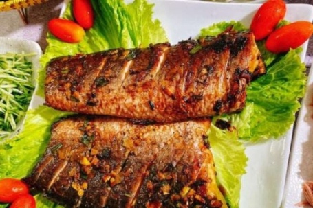 Loại cá giàu đạm hơn cá rô, ít mỡ hơn cá trê, thịt săn chắc, nướng lên thơm phức ăn cùng rau sống ngon tuyệt