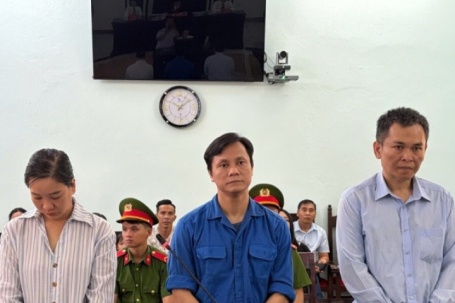 Cán bộ phường bảo kê 20 nhà hàng chiếm dụng vỉa hè, thu tiền mỗi tháng