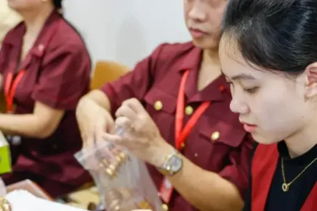 Nghịch lý giá vàng: Thế giới tăng vọt, SJC 'án binh bất động'