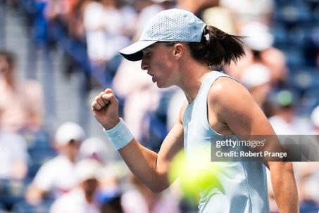 Nóng rực tennis Canadian Open: Swiatek thắng chóng vánh, De Minaur thua ngược đáng tiếc