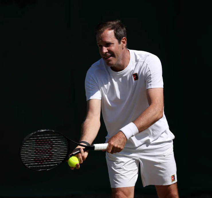 Greg không chỉ phản bác mà còn công khai thách Scholes bước lên sân tennis để trải nghiệm thực tế