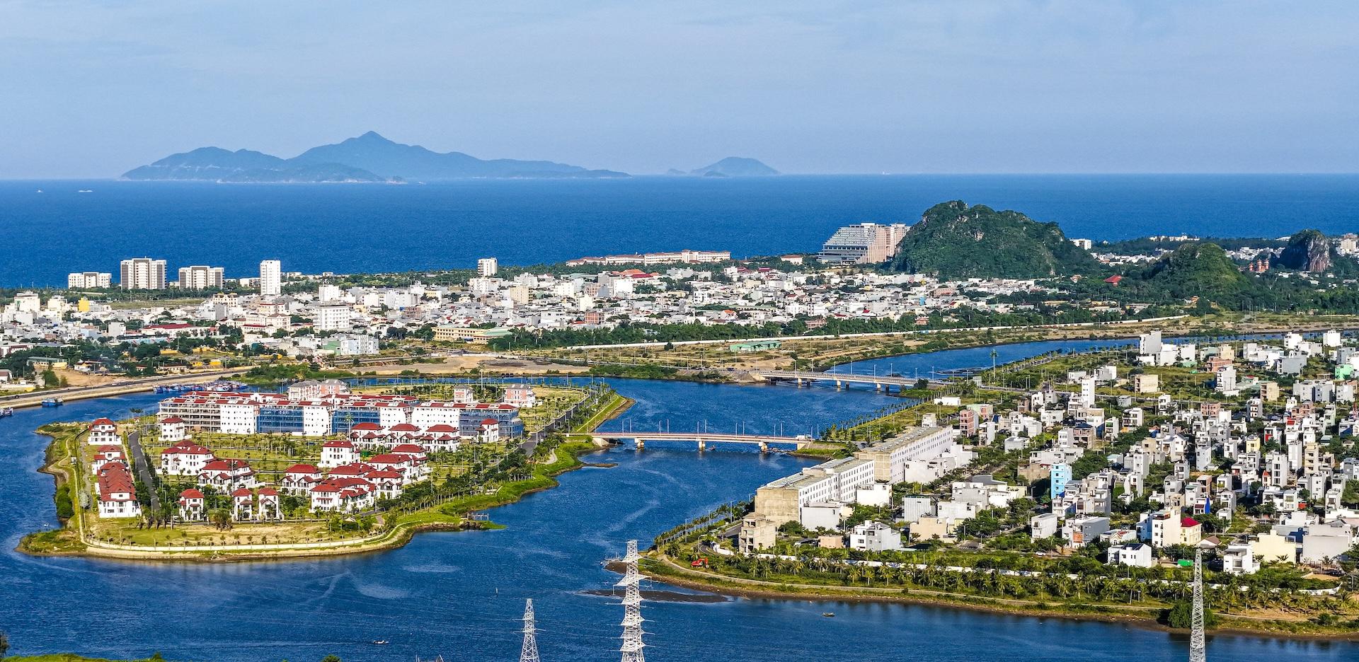 Sở hữu hạ tầng kết nối hiện đại và cảnh quan sinh thái, Nam trung tâm Đà Nẵng đang trở thành "phễu" hút dòng người và dòng tiền. Ảnh: Ánh Dương.