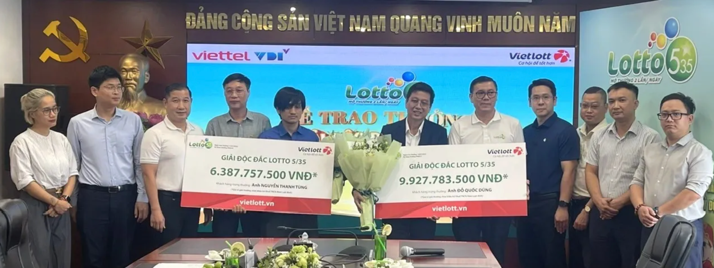 Hai người đầu tiên trúng Độc Đắc Lotto 5/35 tại lễ trao thưởng