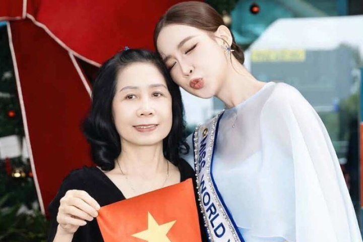 Bảo Ngọc được mẹ tiễn ra sân bay dự thi Miss World