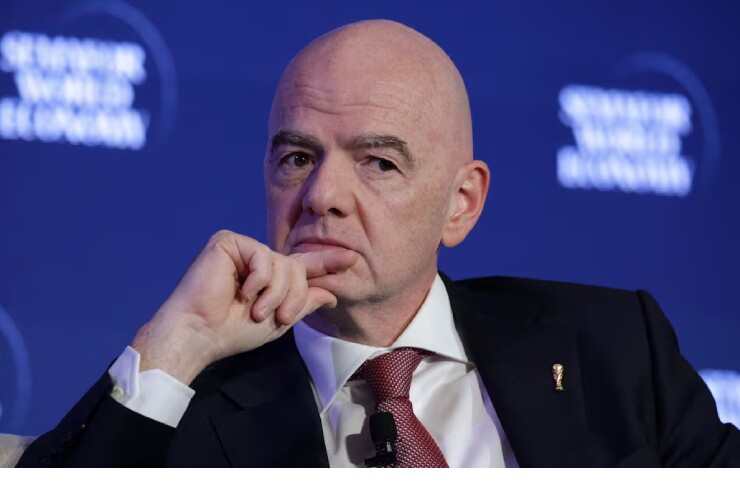 Chủ tịch FIFA lại bị phanh phui scandal "bào tiền" UEFA đem cho nhân tình