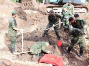 Huy động 3 máy cuốc đào đồi, phát hiện thêm 18 bộ hài cốt liệt sĩ ở công viên Lê Thị Riêng