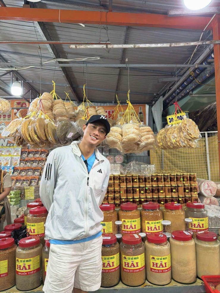Ảnh sao 8/8: Việt Anh hôn tóc Quỳnh Nga khi hẹn hò ở Trung Quốc - 5