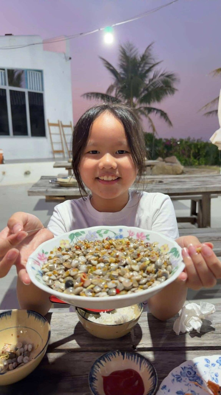 Con gái Phan Như Thảo khoe đĩa ốc bé cùng các bạn xúc trên bãi biển.