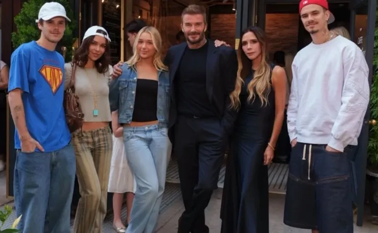 Vợ chồng Becks cùng các con tại sự kiện quảng bá nước hoa ở New York. Riêng cặp Brooklyn - Nicola không dự bất cứ sự kiện nào của gia đình Becks trong khoảng hai năm qua.