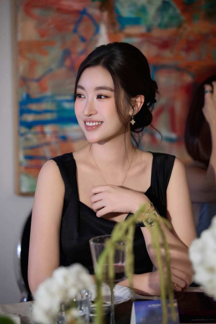 Đỗ Mỹ Linh diện đồ tối giản giá gần chục tỷ đồng - 6