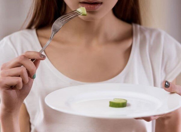 Kiêng khem hà khắc có thể giúp giảm con số trên bàn cân nhanh chóng nhưng khó có thể duy trì lâu dài và dễ kéo theo nhiều hệ lụy cho cả sức khỏe thể chất lẫn tinh thần.