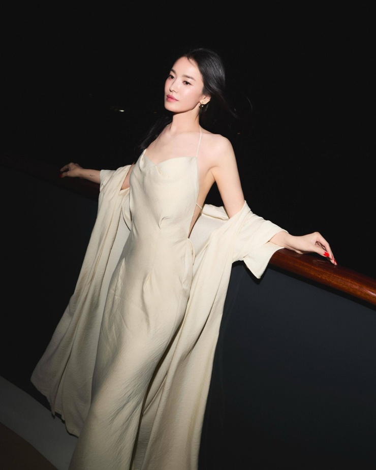 Trang phục tôn khí chất thanh lịch của Song Hye Kyo - 7