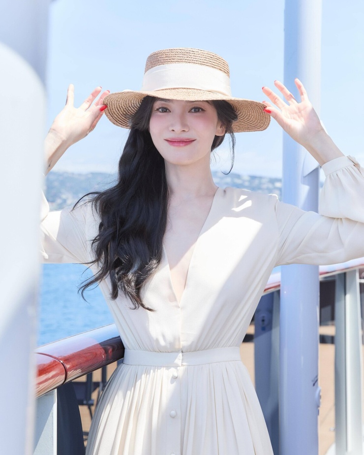 Trang phục tôn khí chất thanh lịch của Song Hye Kyo - 5
