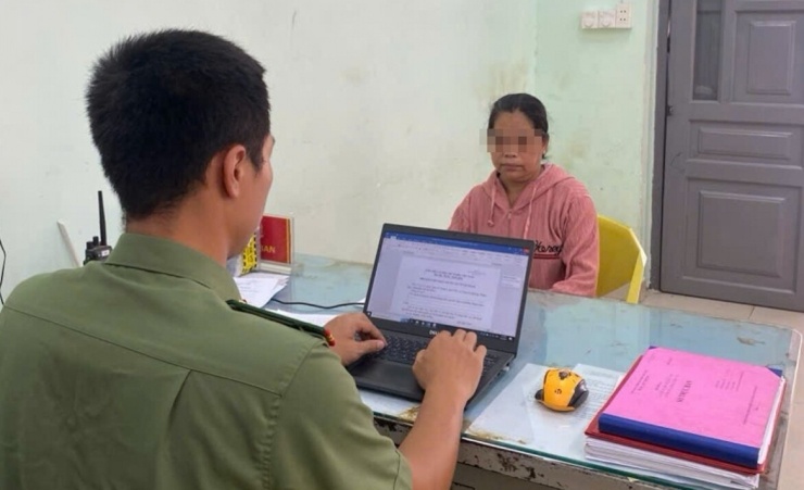 Cơ quan công an làm việc, lấy lời khai của bảo mẫu Triệu Thị Tâm. Ảnh: CACC