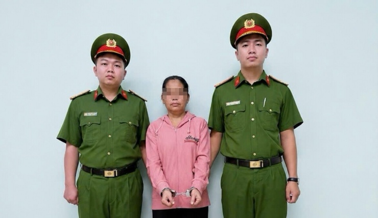 Cơ quan Cảnh sát điều tra Công an TP.HCM thực hiện lệnh bắt khẩn cấp đối với bảo mẫu Triệu Thị Tâm. Ảnh: CACC