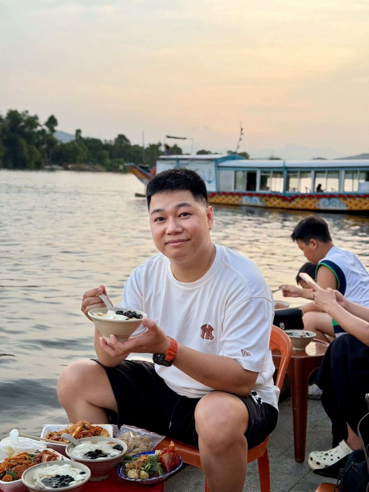 Chàng trai Hà Nội Nguyễn Trần Phong Vũ thưởng thức ẩm thực Huế bên dòng sông Hương. Ảnh: NVCC
