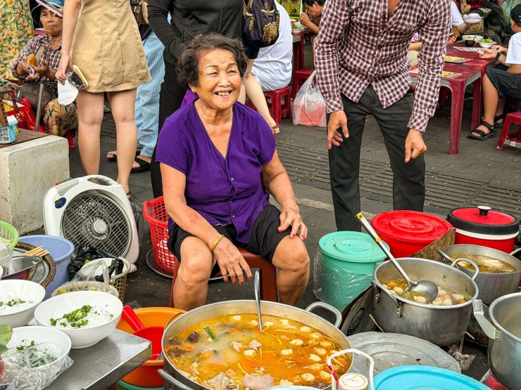 Cách phục vụ và những nụ cười của người bán hàng ở Huế khiến 9X Hà Nội yêu thích. Ảnh: NVCC