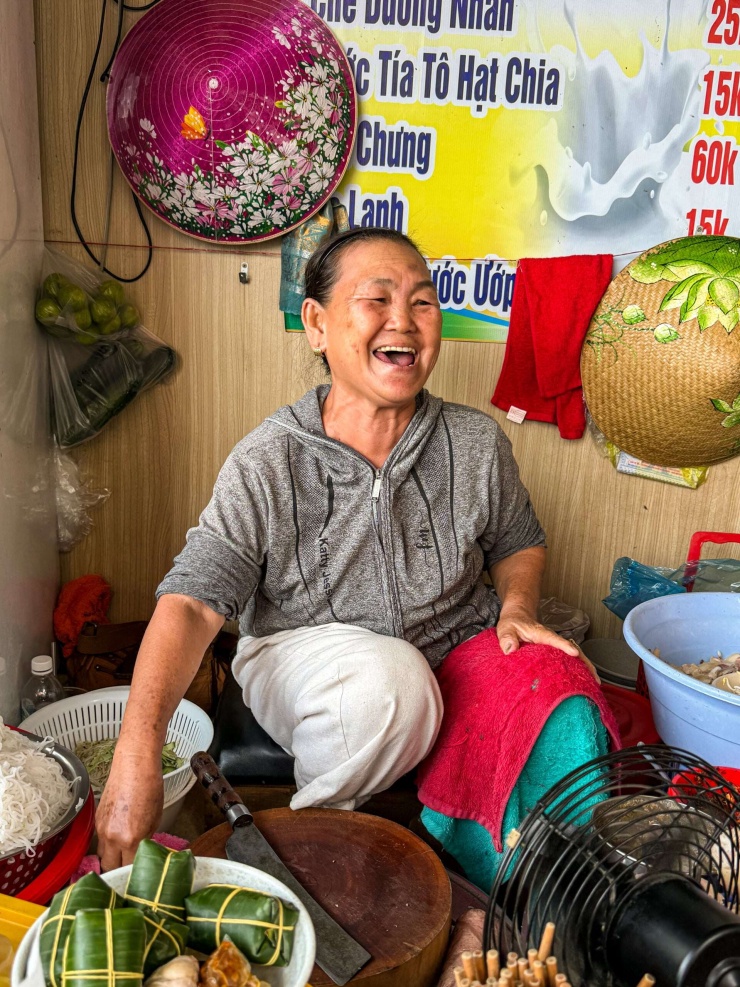 Cách phục vụ và những nụ cười của người bán hàng ở Huế khiến 9X Hà Nội yêu thích. Ảnh: NVCC