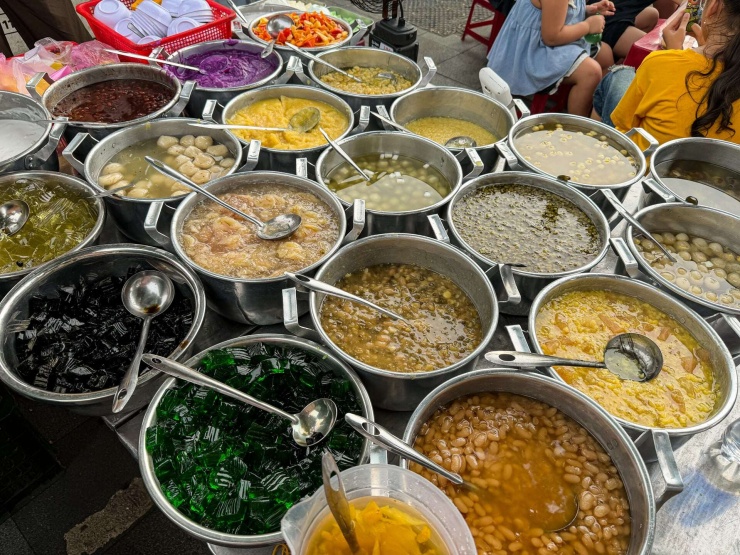 Mỗi loại chè Huế đều mang một hương vị riêng, nhưng tất cả đều có điểm chung là vị ngọt thanh, không gắt. Giá 1 cốc chè chỉ từ 15.000 đồng. Ảnh: NVCC