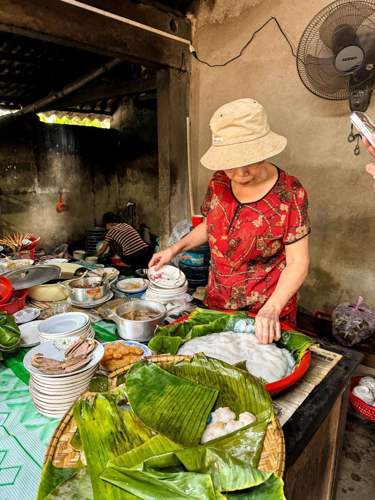 Một tiệm bánh ram ít địa - 32 Hoàng Quốc Việt - thu hút đông đảo người thưởng thức. Ảnh: NVCC