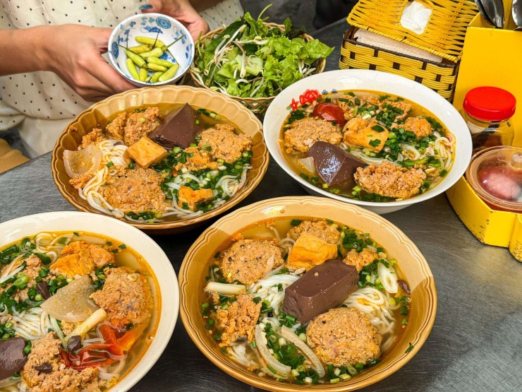 Bún riêu cua - 17 Trường Chinh với phần topping đầy đặn. Ảnh: NVCC
