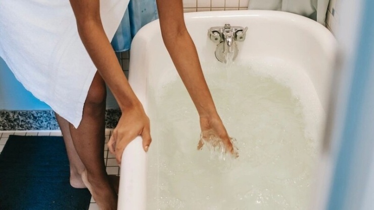 Tắm rượu là phương pháp dân gian được nhiều người truyền tai với mục đích thư giãn