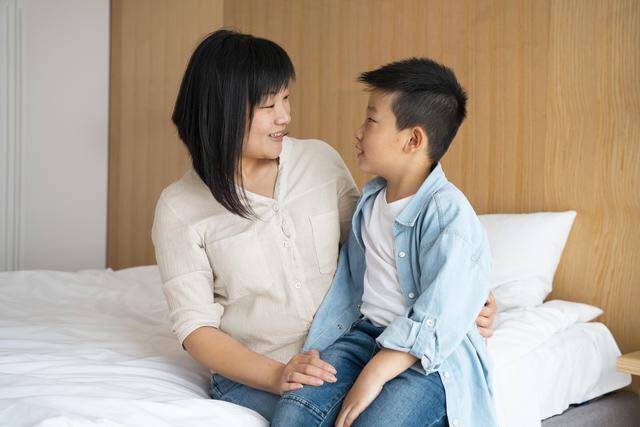 Thay vì nổi nóng hoặc lập tức đến trường chất vấn khi con trai bị bắt nạt, người mẹ quyết định xử lý có bằng chứng. Ảnh minh họa