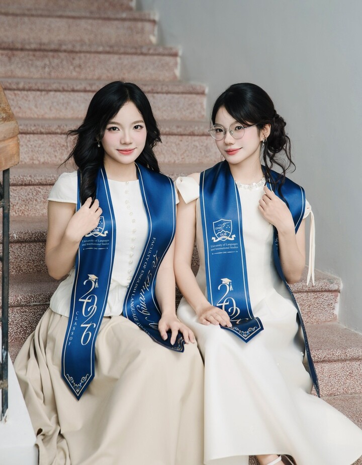 Cặp chị em song sinh Lê Phương Anh (chị gái) và Lê Châu Anh (em) cùng tốt nghiệp xuất sắc Đại học Ngoại ngữ - Đại học Quốc gia Hà Nội.