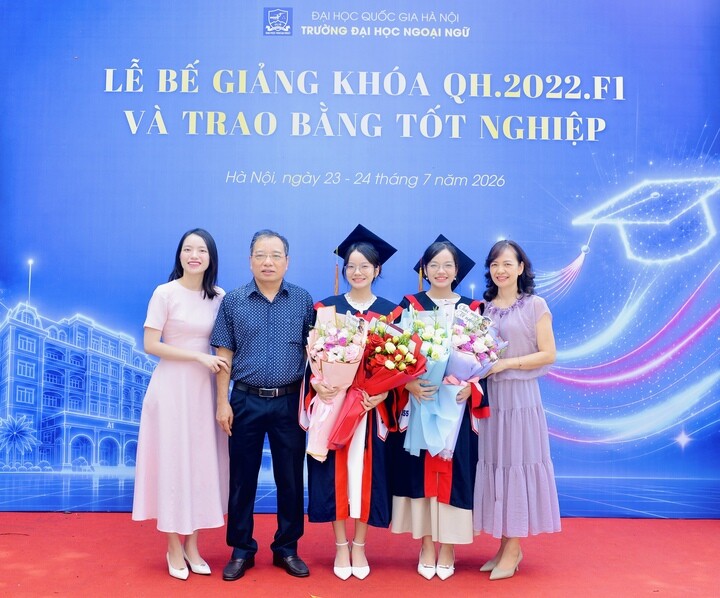 Cặp chị em song sinh bên cạnh bố mẹ và chị gái ngày tốt nghiệp.
