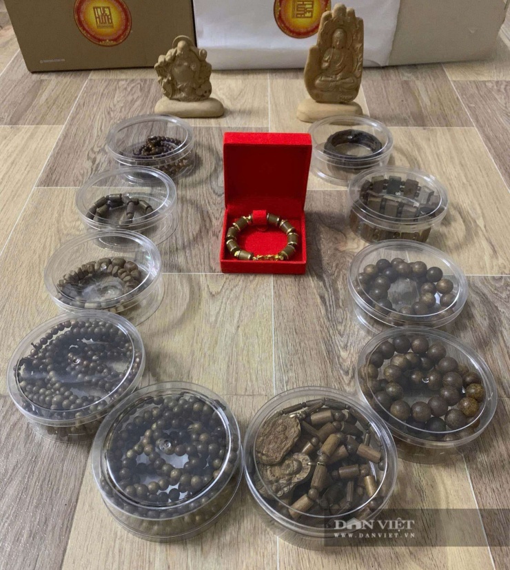 Trầm hương được nghệ nhân Đặng Hiền tạo thành nhiều sản phẩm như vòng tay mặt đồng hồ, vòng tay nạm vàng, chuỗi hạt phục vụ nhu cầu của thị trường. Ảnh: NVCC.&nbsp;