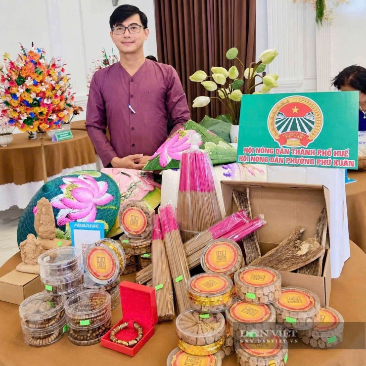Các sản phẩm mỹ nghệ được nghệ nhân Đặng Hiền chế tác từ trầm có giá trị kinh tế cao. Ảnh: NVCC.&nbsp;