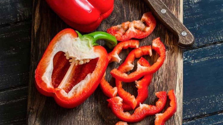 Ớt chuông, đặc biệt loại đỏ, giàu vitamin C, chất xơ và carotenoid nhưng ít năng lượng, vừa hỗ trợ kiểm soát khẩu phần khi giảm mỡ vừa thúc đẩy tổng hợp collagen và bảo vệ da trước stress oxy hóa. Ảnh: Healthline