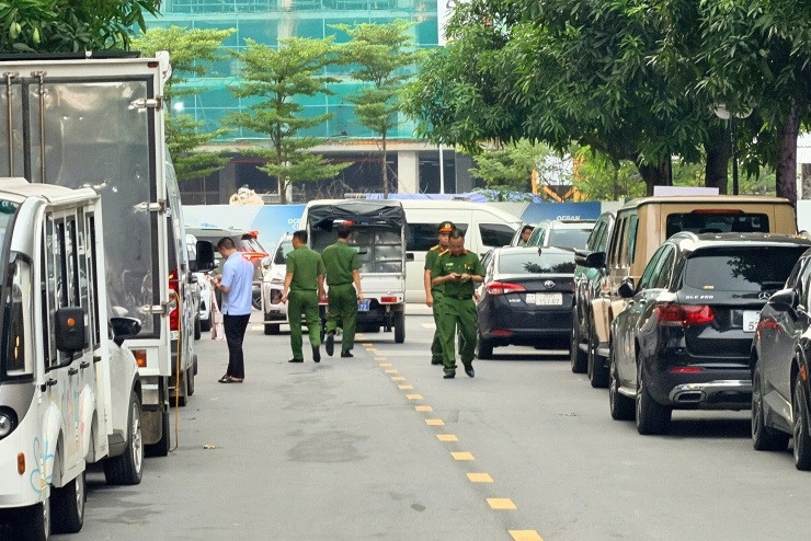 Công an xuất hiện ở trước nhà Huấn Hoa Hồng, chiều 6/8. Ảnh: Linh Đan