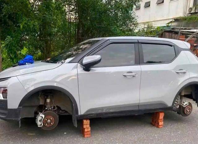 Chiếc xe ô tô bị trộm mất 2 bánh xe bên trái. Ảnh: NDCC