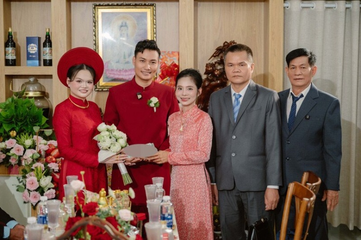 Vợ chồng Trúc được bố và mẹ kế tặng món quà giá trị 