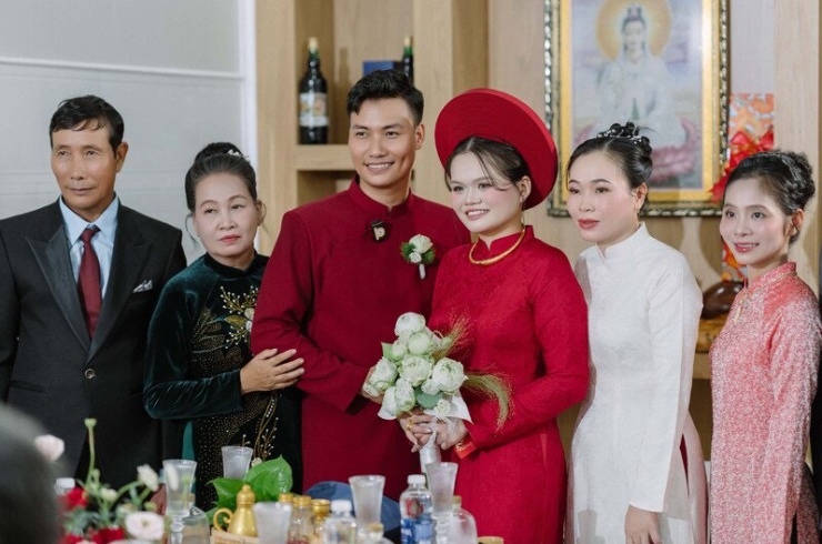 Thanh Trúc bên bố mẹ chồng (ngoài cùng bên trái), mẹ ruột (áo dài trắng) và mẹ kế (áo dài hoa)