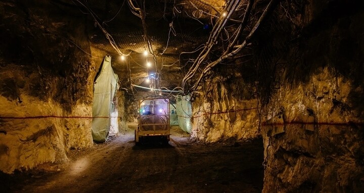 Mỗi ngày, các thợ mỏ dùng khoảng 5.000 pound thuốc nổ để phá vỡ khoảng 6.400 tấn đá. (Ảnh: Bloomberg)