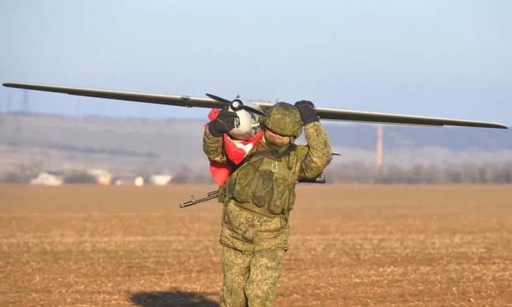 Lính Nga vác UAV Orlan-10 sau khi hoàn thành nhiệm vụ hồi năm 2023. Ảnh: RIA Novosti