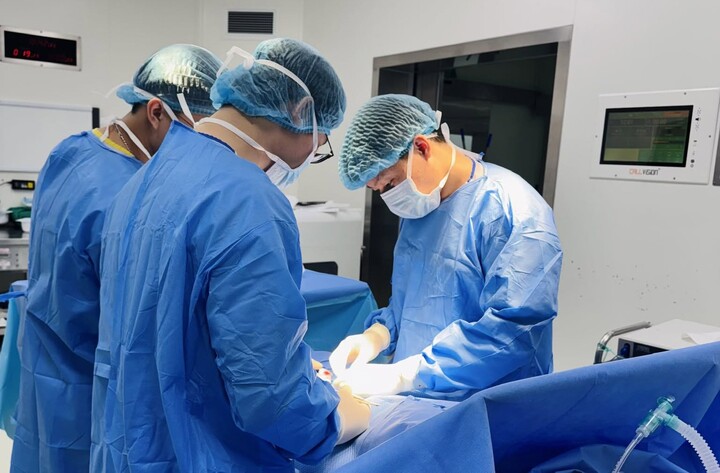 Các bác sĩ nội soi tán sỏi. (Ảnh: BVCC)