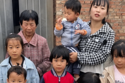 Người phụ nữ nhận nuôi 5 cháu chồng sau lời cầu xin 'đừng đưa cháu cho người khác'